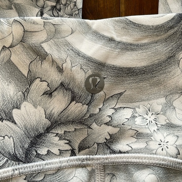 Lululemon Crop leggings flower print gray and white - Picture 7 of 13